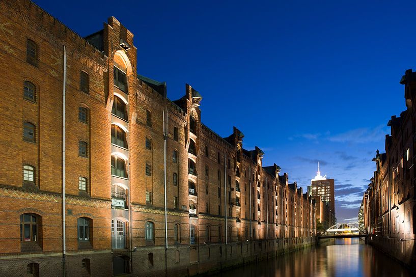 Hamburg - Blick auf die Speicherstadt am Abend von Jörg B. Schubert