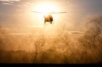 Cougar-Hubschrauber überquert die Sonne