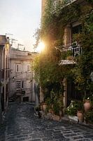 Romantische kleine Gasse in einer Kleinstadt auf Sizilien