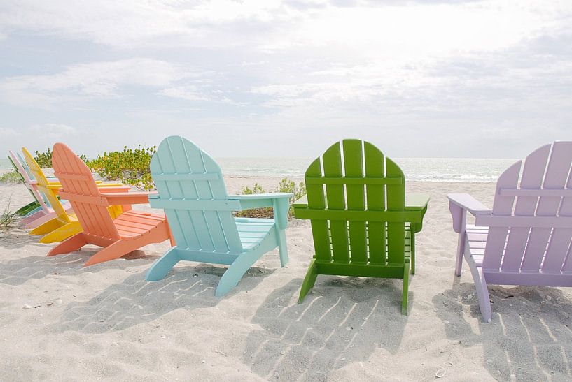 Chaises colorées sur la plage | Floride | Photographie de plage | Sentiment d'été par Mirjam Broekhof