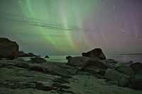 Uttakleiv auf den Lofoten unter dem Nordlicht