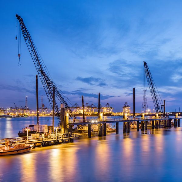 Beleuchtete Pier mit großen Kränen auf twilight_1 von Tony Vingerhoets