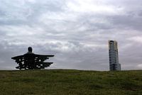 man op een bank kijkend