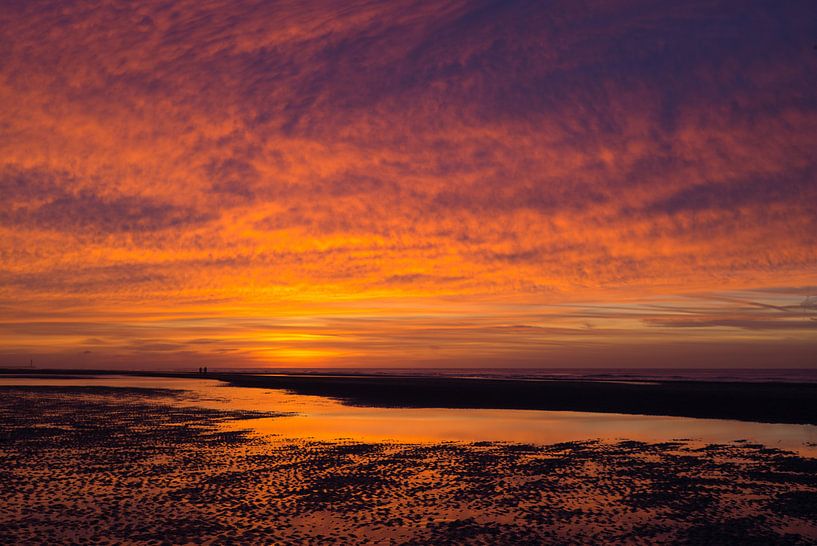 Verlieren Sie sich in der Magie des Sonnenuntergangs am Meer in De Haan, Belgien – Entdecken Sie uns von Eriks Photoshop