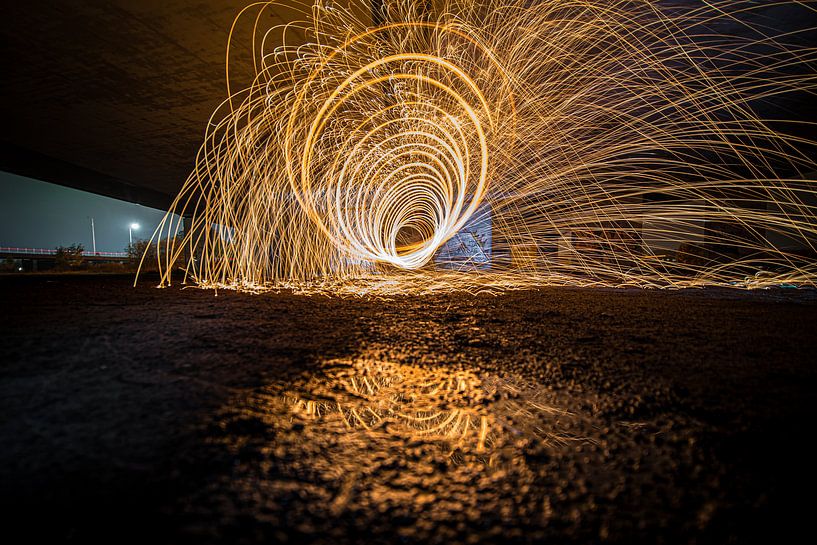 Lightpainting avec de la laine d'acier brûlante en forme de tunnel par Fotografiecor .nl
