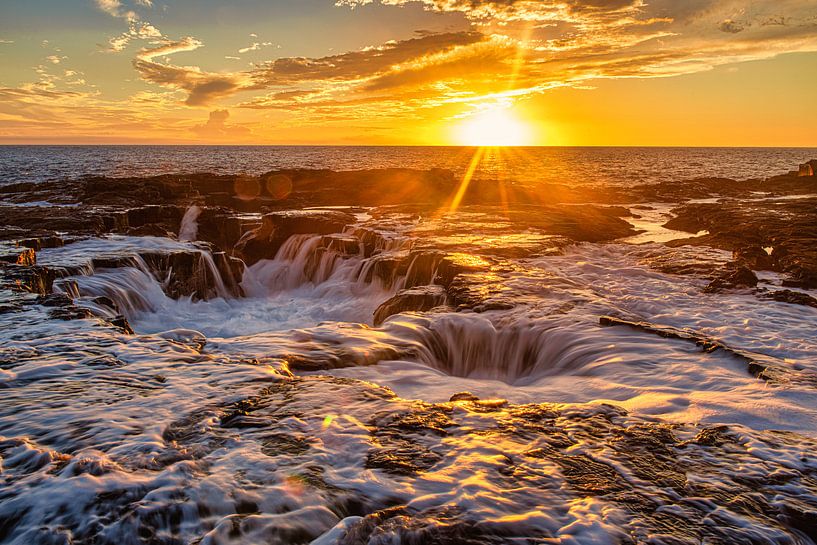 Der Ozean pocht auf die Felsen in Hawaii von Jim De Sitter