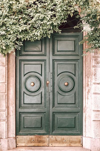 Green wooden front door Rome by Merel Naafs