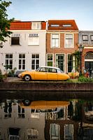 Citroën DS auf dem Kanal - Oldtimer mit Spiegelung im Wasser