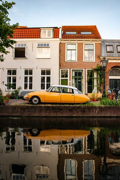 Citroën DS sur le canal - voiture classique avec reflet dans l'eau par Studio Ajuut