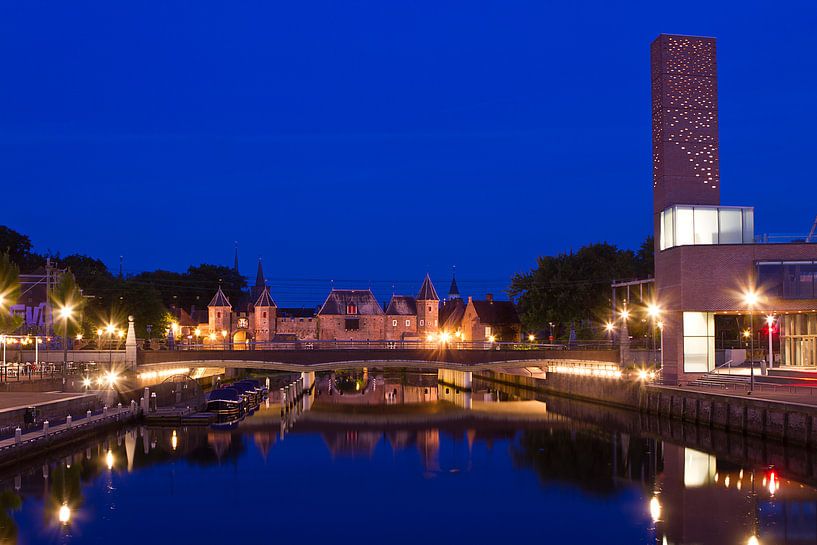 Het Eemhuis naast de Koppelpoort by Avond in Amersfoort