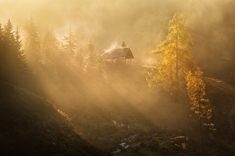 Église alpine dans le brouillard du matin par Daniel Řeřicha