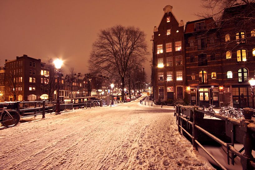 Besneeuwd Amsterdam in Nederland bij nacht par Eye on You
