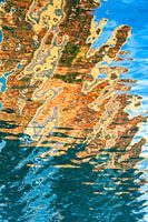 Woningen in het water weerspiegeld