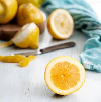 Stilleben mit Sommerzitronen