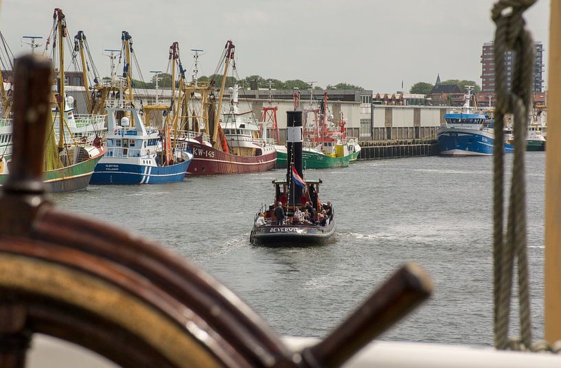 Tugs and fishing vessels in IJmuiden by scheepskijkerhavenfotografie