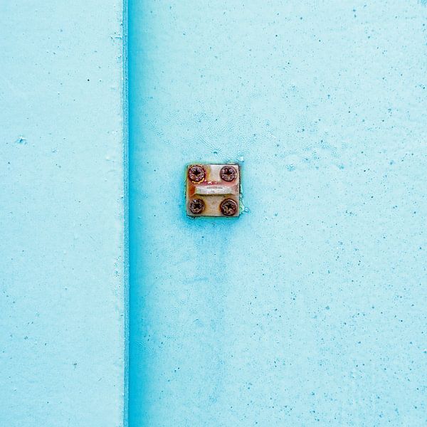 Abstract van pastel blauw op een roestig paneel par Texel eXperience