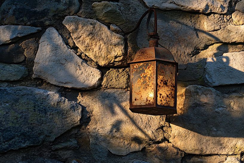 Rostige Laterne auf Steinmauer von Imperial Art House