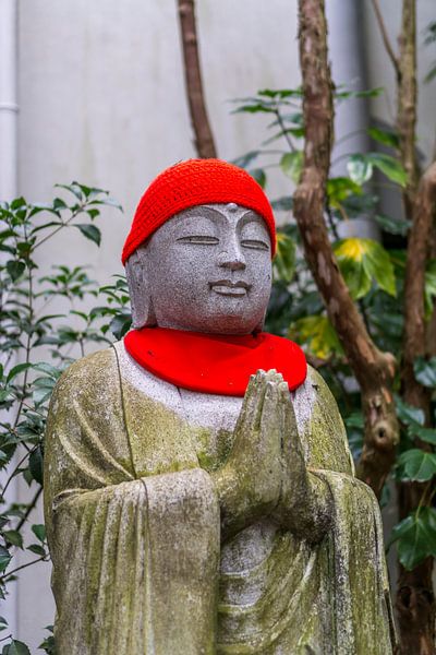 Mönchsstatue mit Hut und Schal. von Joost Potma