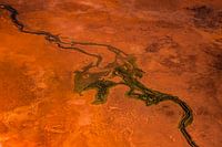 Schlängelnder nasser Fluss in feuriger Erde Lehm in trockenen Fluss verwandelt