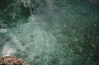 Eau verte-bleue avec poissons et bulles