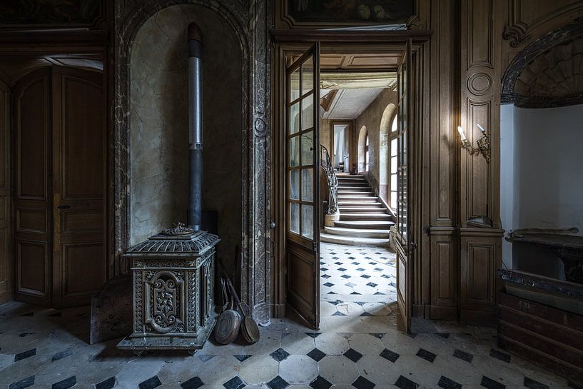 Trap und Herd in verfallenen Villa von Inge van den Brande