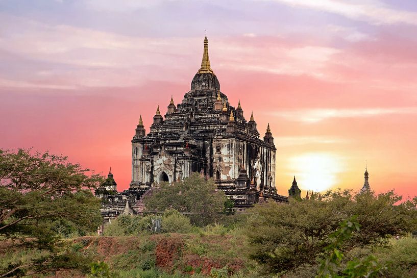 Shwe Sandaw Pagoda in Bagan in Myanmar bij zonsondergang von Eye on You