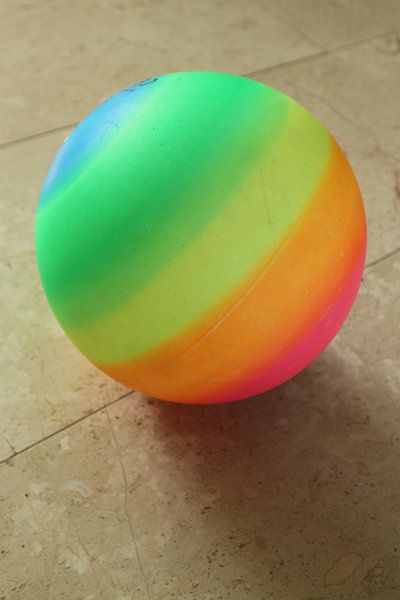 Speelgoedbal tegen lichte achtergrond van hou2use