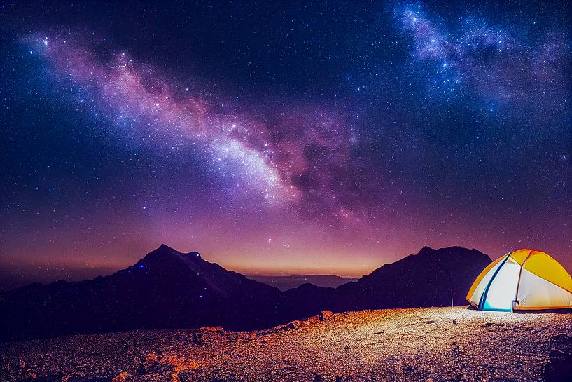 Zelt mit der Milchstraße und Bergen bei Nacht von Animaflora PicsStock