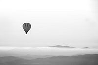 Ballon à air chaud dans la brume de l'aube en noir et blanc