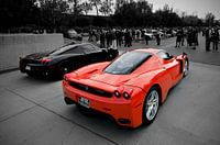 Roter Ferrari vor Schwarzweiss