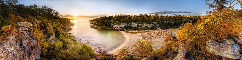 Bucht auf der Insel Mallorca im Sonnenaufgang. von Voss Fine Art Fotografie