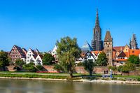 Blick über die Donau auf die Altstadt von Ulm, mit dem Ulmer M