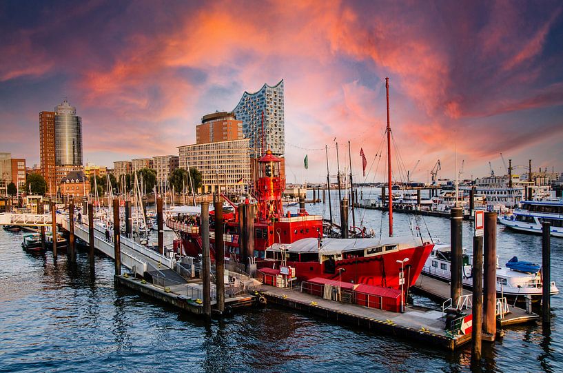 Hafen Hamburg mit Feuerschiff und Elbphilharmonie von Dieter Walther