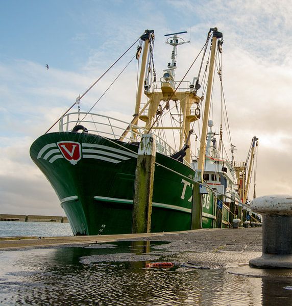 Fishing port Oudeschild Texel by scheepskijkerhavenfotografie