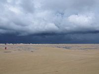 Een strand met storm op komst