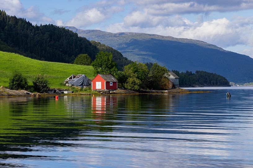 Grange rouge au bord d'un fjord, Norvège par Adelheid Smitt