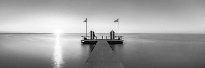 Maisons de bain sur la mer Baltique au coucher du soleil en noir et blanc par Manfred Voss, Photographie Noir et Blanc