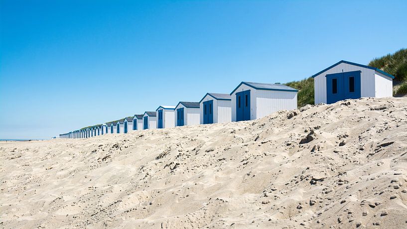 Maisons de plage par une journée d'été ensoleillée par Michel Geluk