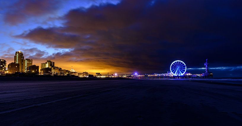 Photographie du soir : la jetée illuminée de Scheveningen. par Jaap van den Berg
