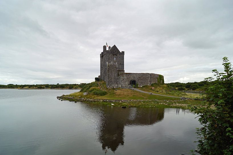Dunguaire Castle stands near Kinvara in the south of County Galway in Ireland. by Babetts Bildergalerie