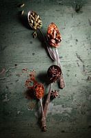 Gewürze auf einem grau-grünen Küchentisch