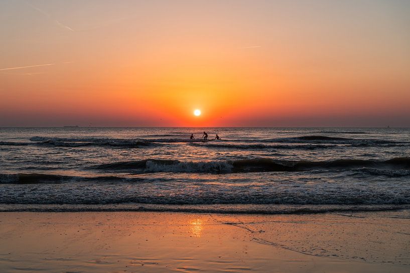 Surfeurs sur la plage de Noordwijk lors d'un coucher de soleil (0072) par Reezyard