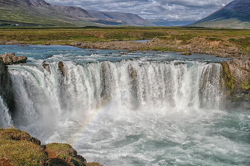 Godafoss waterval in IJsland met regenboog van Patricia Hofmeester