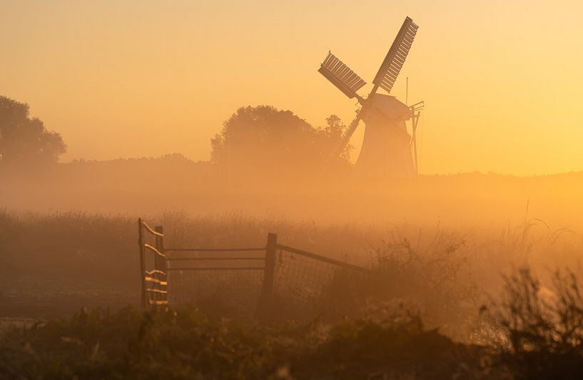Moulin blanc dans le brouillard par Sander van der Werf