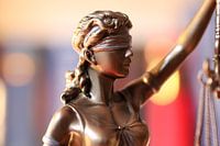 Gros plan sur une Justitia symbolisant le droit, la justice et l'égalité.