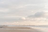 Maasvlakte und Hook of Holland: malerischer Himmel und Surfer bei Sonnenuntergang