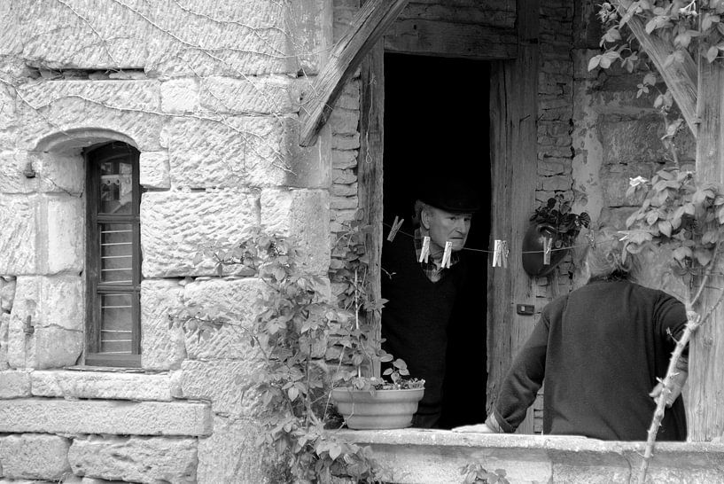 Oudere man in de deuropening von Maren Oude Essink