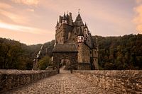 Kopfsteinpflasterstraße in Richtung zur Burg Eltz im Morgenlicht
