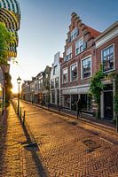 Erster Sonnenstrahl genau durch die Straße