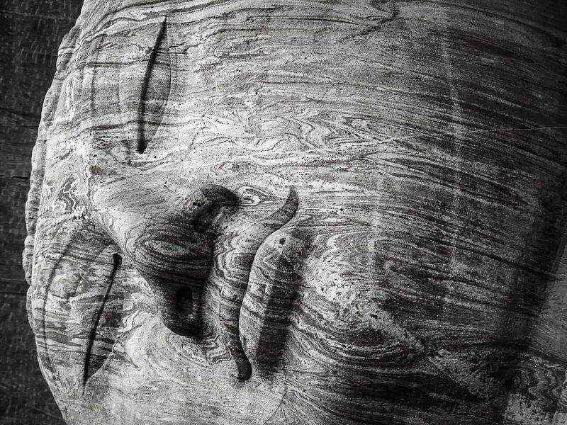 Gesicht des schlafenden Buddha, der Gal Vihara, Sri Lanka von Rietje Bulthuis